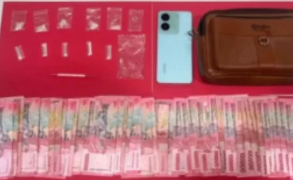 Barang bukti milik tersangka yang diamankan polisi di Mapolsek Muara Wahau. (instagram/@satresnarkobapolreskutim)