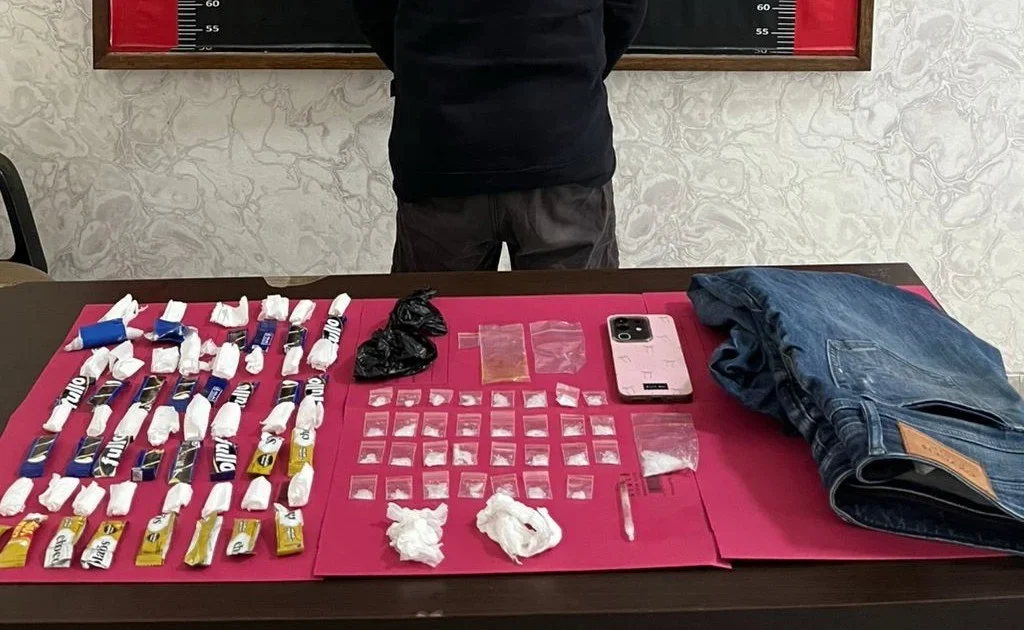 Barang bukti yang dijejer di atas meja kantor Mapolres Kutim. (tribrata news)