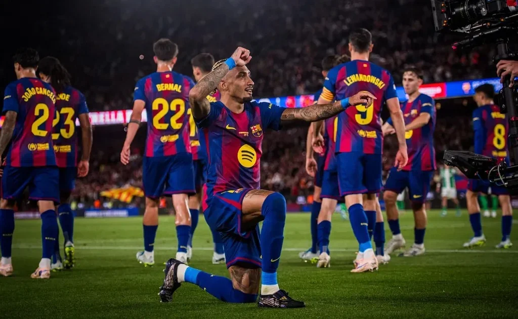 Selebrasi ikonik milik Penyerang Barcelona Rapinha usai mencetak gol. (fcbarcelona)