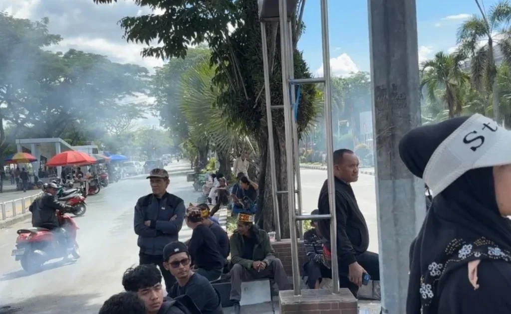 Massa memblokir jalan Gajah Mada, selama demonstrasi di depan kantor Gubernur Kaltim. (tribun kaltim)