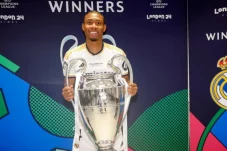 Resmi Tinggalkan Real Madrid, David Alaba Berlabuh ke Manchester United?