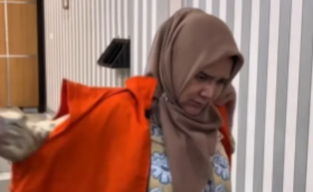 Terdakwa kasus suap izin usaha pertambangan (IUP) Dayang Donna Walfiaries Tania (rompi orange). (kata kaltim)