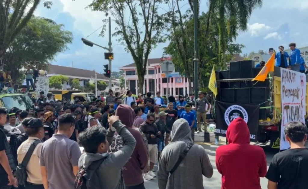 Mahasiswa dan sopir melakukan aksi demonstrasi di depan kantor DPRD Balikpapan. (tribun kaltim)