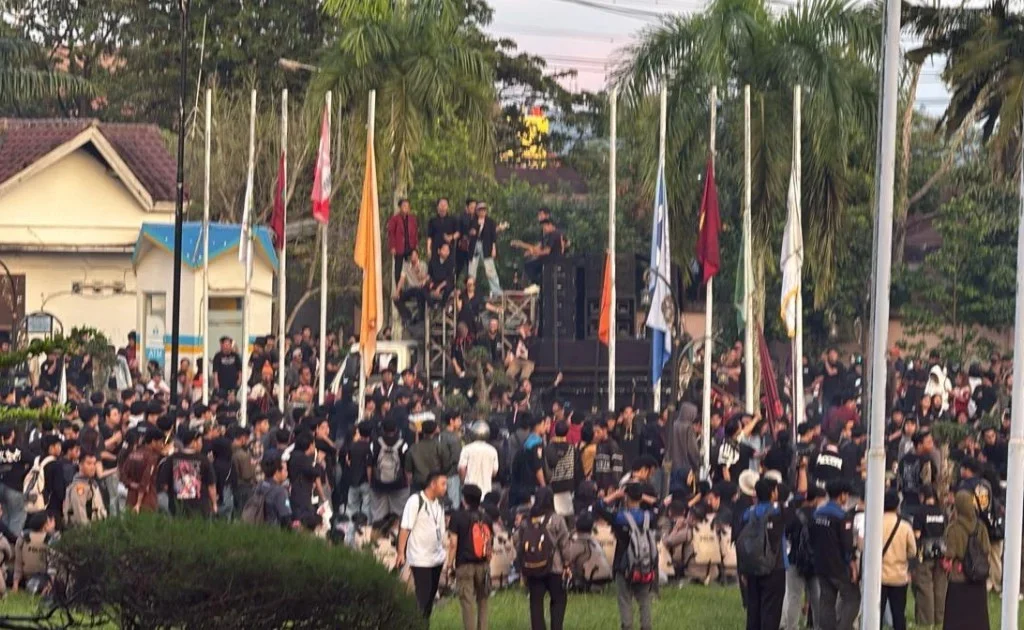 Massa aksi dari Aliansi Rakyat Kaltim yang membanjiri halaman kantor DPRD Kaltim. (Redaksi/BT)