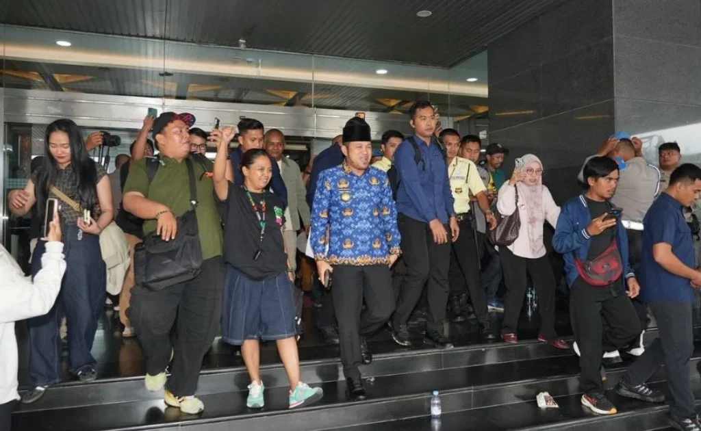 Gubernur Kaltim Rudy Mas'ud berhadapan langsung dengan massa aksi. (facebook/ Pemprov Kaltim)