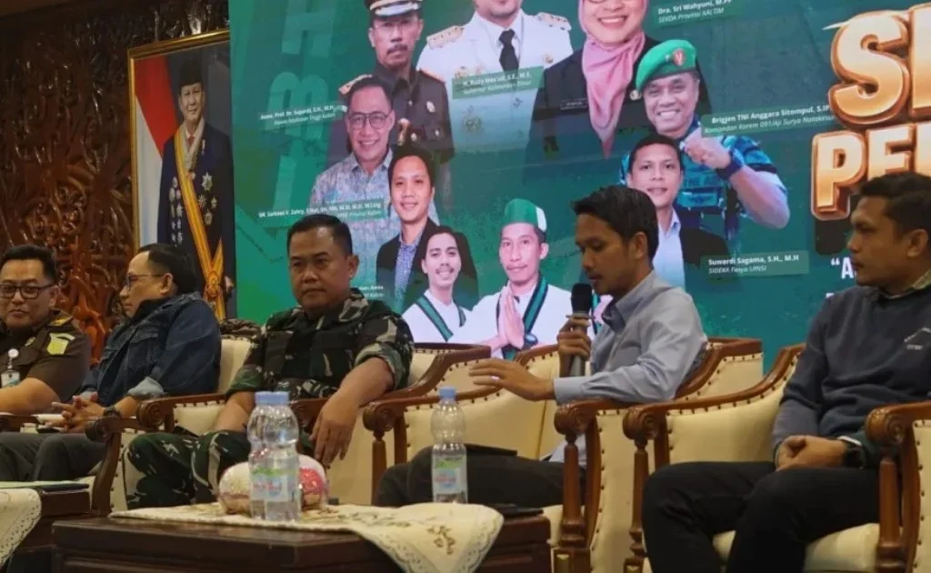 Ketua PWI Kaltim, Abdurahman Amin mendapatkan kesempatan berbicara dalam forum seminar pembangunan oleh Badko HMI Kaltim-tara. (pwikaltim.id)
