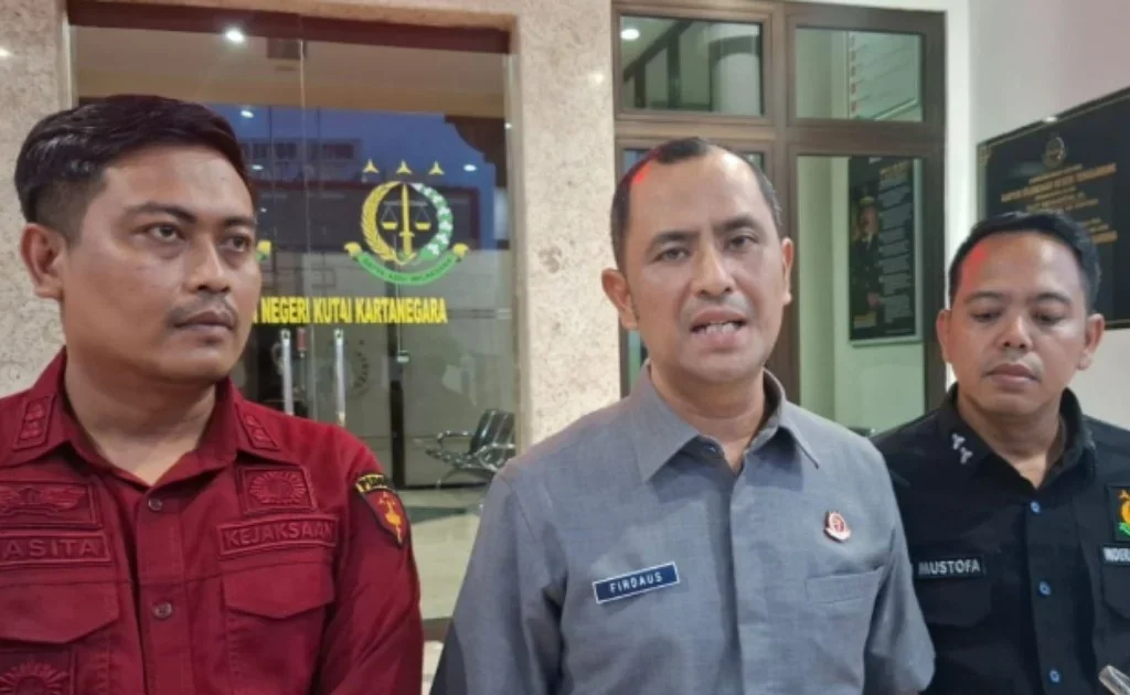 Kepala Kejari Kukar, Tengku Firdaus, didampingi Kepala Seksi Tindak Pidana Khusus I Nyoman Wasita Triantara dan Kepala Seksi Intelijen Ali Mustofa. (nomor satu kaltim)