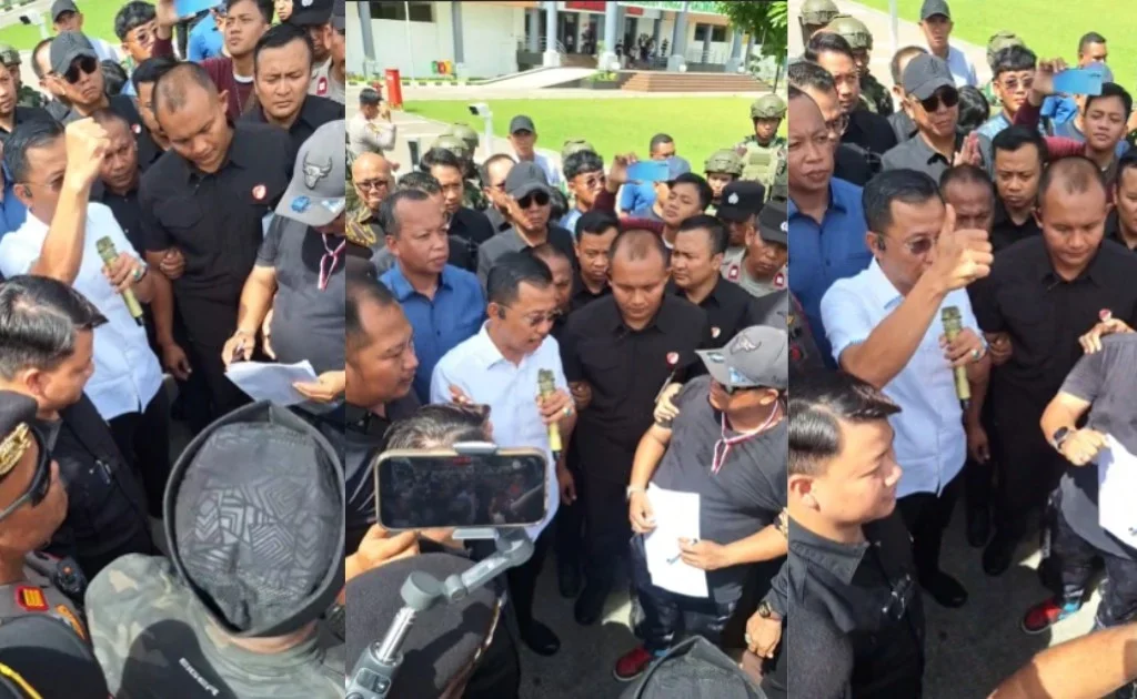 Kajati Kaltim Supardi, menyambut massa aksi dari AMPK di depan kantor Kejati Kaltim, Samarinda Seberang. (tribun kaltim)