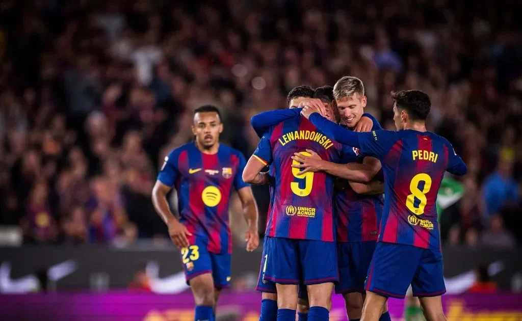 Salam perpisahan skuad Barcelona dengan Robert Lewandowski. (fcbacelona.com)