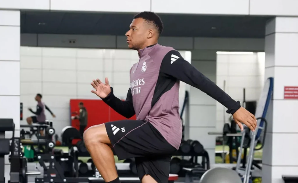 Striker Real Madrid Kylian Mbappe, menjalani latihan indoor dalam latihan jelang el clasico. (realmadrid.com)