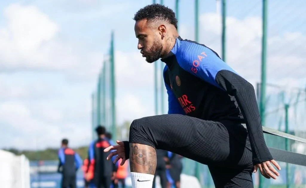 Neymar Junior saat melalui proses latihan klub. (x/@neymarjr)