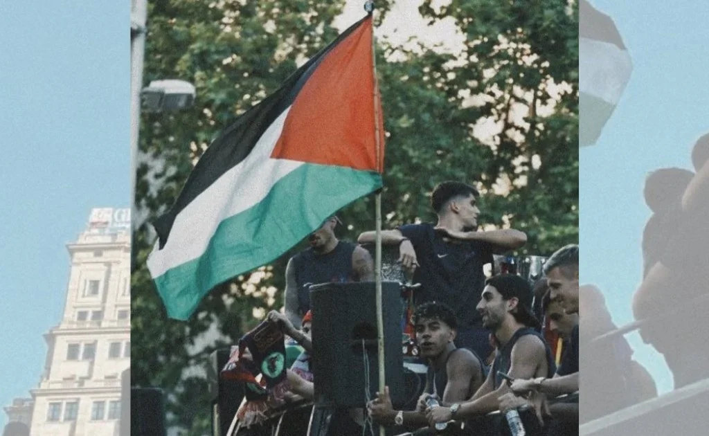 Penyerang Barcelona mengibarkan bendera Palestina dalam parade kemenangan La Liga. (x/@Lamineeyamal__)