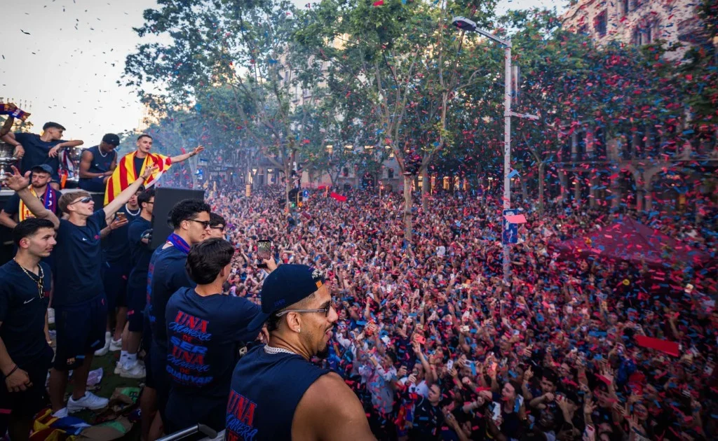 Parade Barcelona keliling kota merayakan gelar ke 29 La Liga. (x/@Lamineeyamal__)