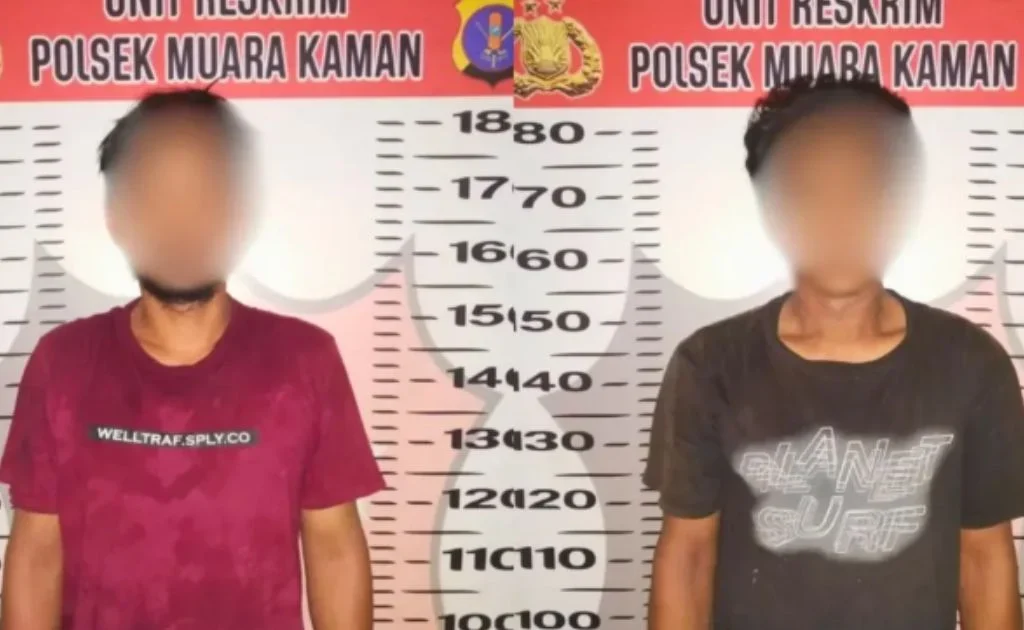Kedua tersangka diamankan di Mapolsek Muara Kaman. (instagram/@polreskukar)