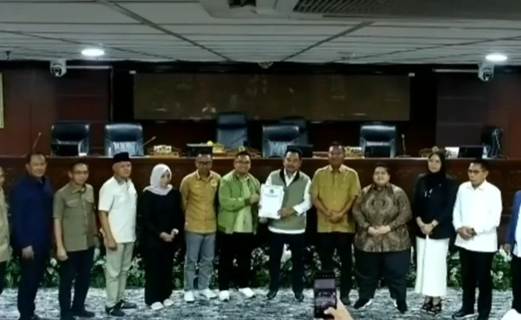Para pimpinan fraksi menyerahkan usulan hak angket ke Ketua DPRD Kaltim Hasanuddin Mas'ud. (Youtube/DPRD Kaltim)