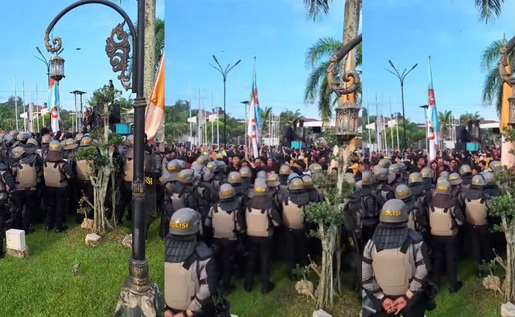 Polisi melakukan penjagaan terhadap massa aksi yang sudah berada di halaman kantor DPRD Kaltim. (tribun kaltim)