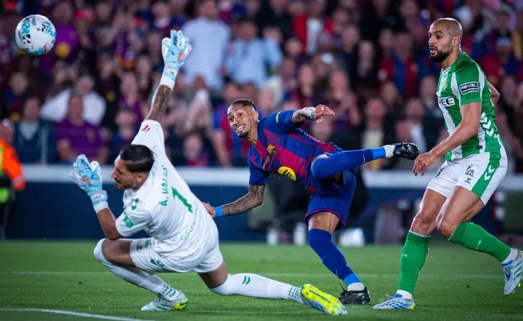 Aksi penyerang Barcelona Rapinha saat melawan Real Betis. (fcbarcelona.com)