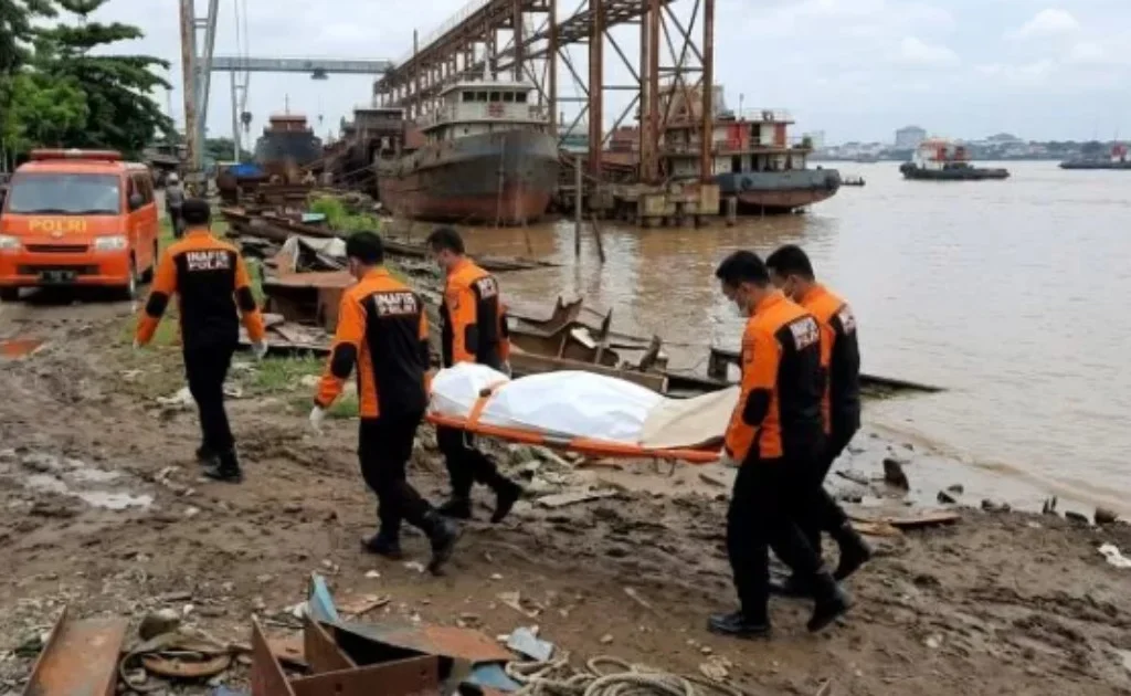 Evakuasi mayat pria terduga pelaku maling besi di galangan kapal, Palaran Samarinda. (sapos)