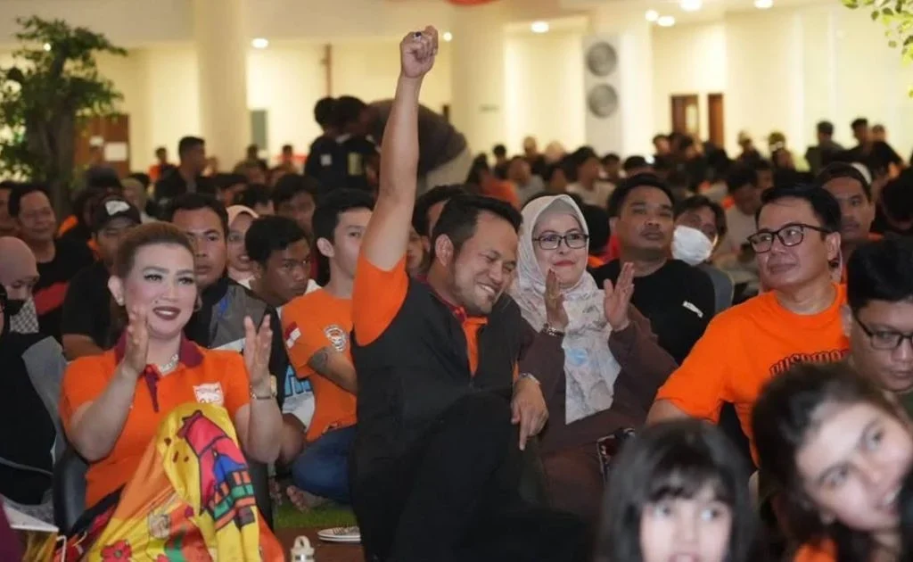 Gubernur Kaltim Rudy Mas'ud bersama istrinya Syarifah Suraidah Mas'ud, nobar Persijap vs Borneo FC di Samaridna. (instagram/@pemprovkaltim)