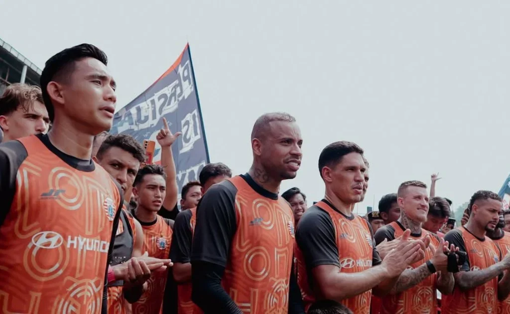 Skuad Persija bertemu dengan Jakmania sebelum berlaga di Stadion Segiri Samarinda. (instagram/@persija)