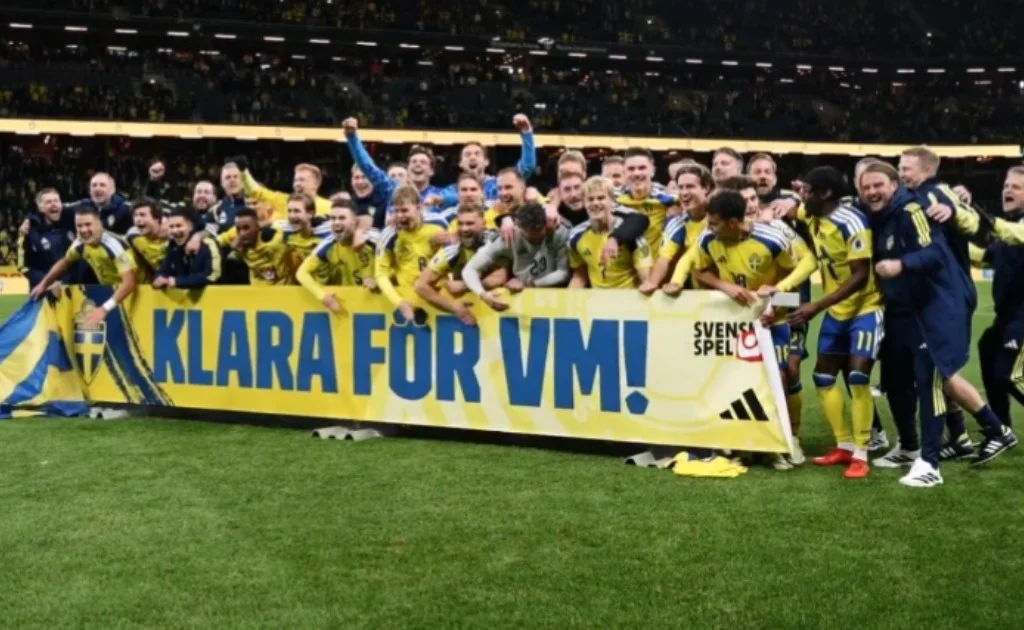 Selebrasi skuad Timnas Swedia usai memastikan tiket ke Piala Dunia. (x/@svenskfotboll)