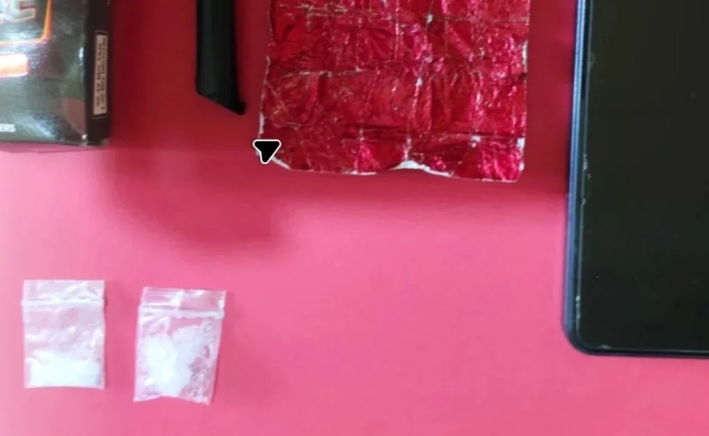 Barang bukti sabu-sabu miik tersangka yang diamankan polisi. (Instagram/@polreskukar)
