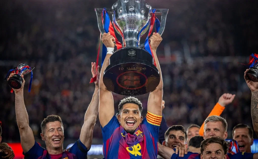 Kapten Barcelona Ronald Araujo mengangkat trofi ke 29 La Liga milik Barcelona. (Fcbacelona.com)