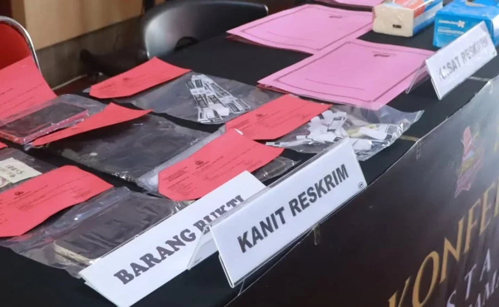 Barang bukti tiket palsu milik keempat tersangka yang diamankan di Mapolsekta Samarinda Kota. (Instagram/@polseksamarindakota)