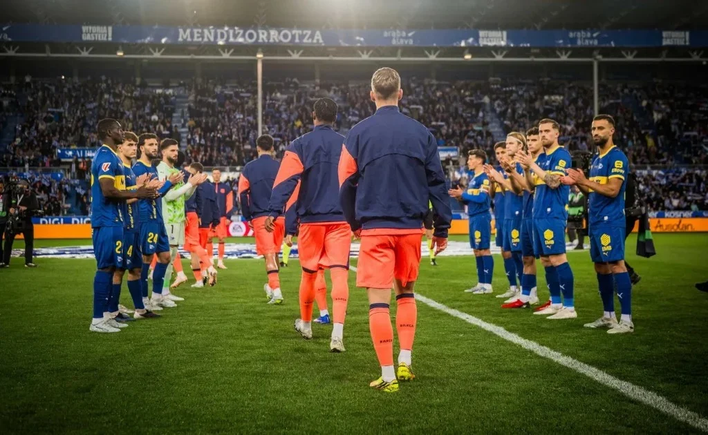 Guard of honour dari para pemain Alaves untuk Barcelona yang berhasil menjadi juara La Liga musim ini. (fcbarcelona.com)