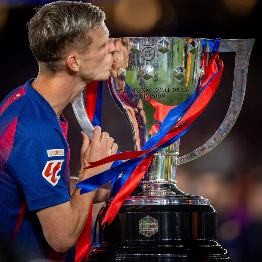 Trofi gelar La Liga yang dicium pemain Barcelona.  (Fcbarcelona.com)