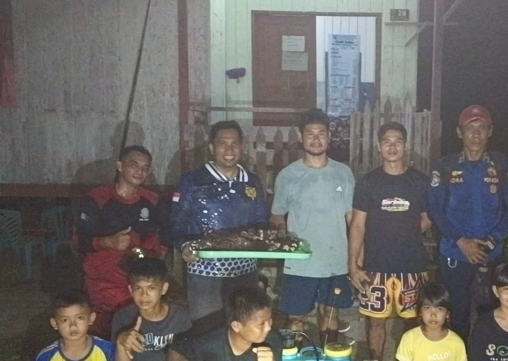 Evakuasi penanganan tawon vespa di Puskesmas Pembantu Long Laai (Dok. Disdamkarmat Berau)