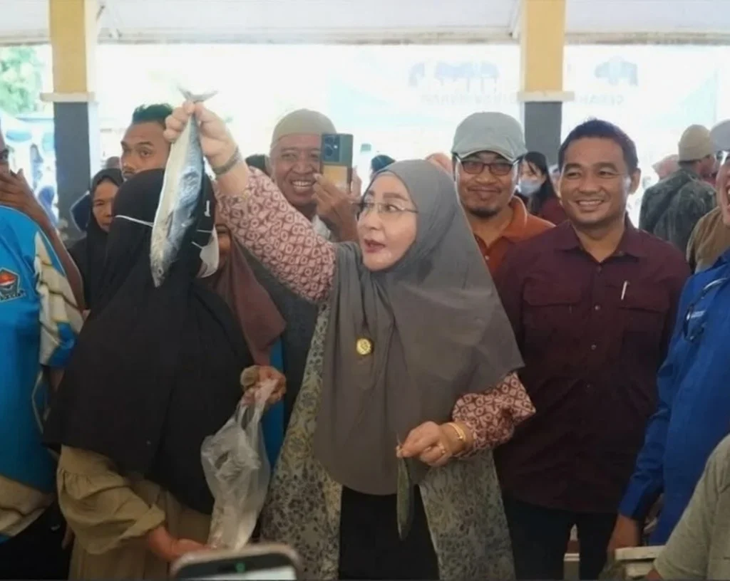Bupati Berau Sri Juniarsih saat kegiatan Pasar Ikan Murah di PPI Sambaliung, Sabtu (16/5/2026). (Adrikni/BT)
