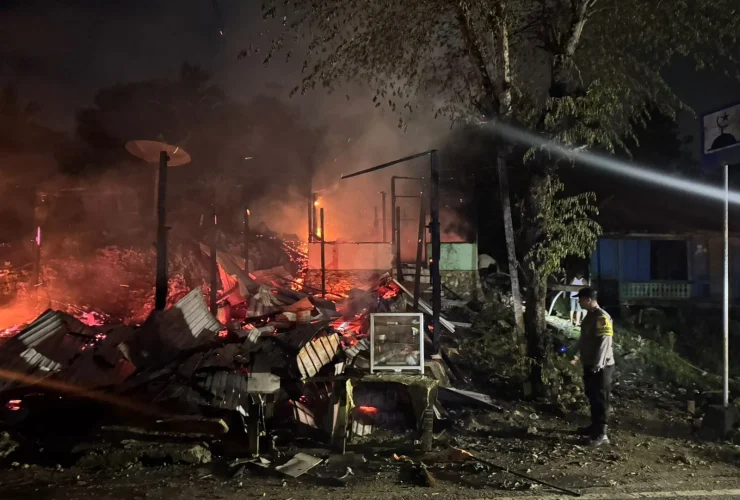 Warung dan Rumah Kayu di Biatan Bapinang Ludes Terbakar, Damkar Berjuang dengan Personel Terbatas