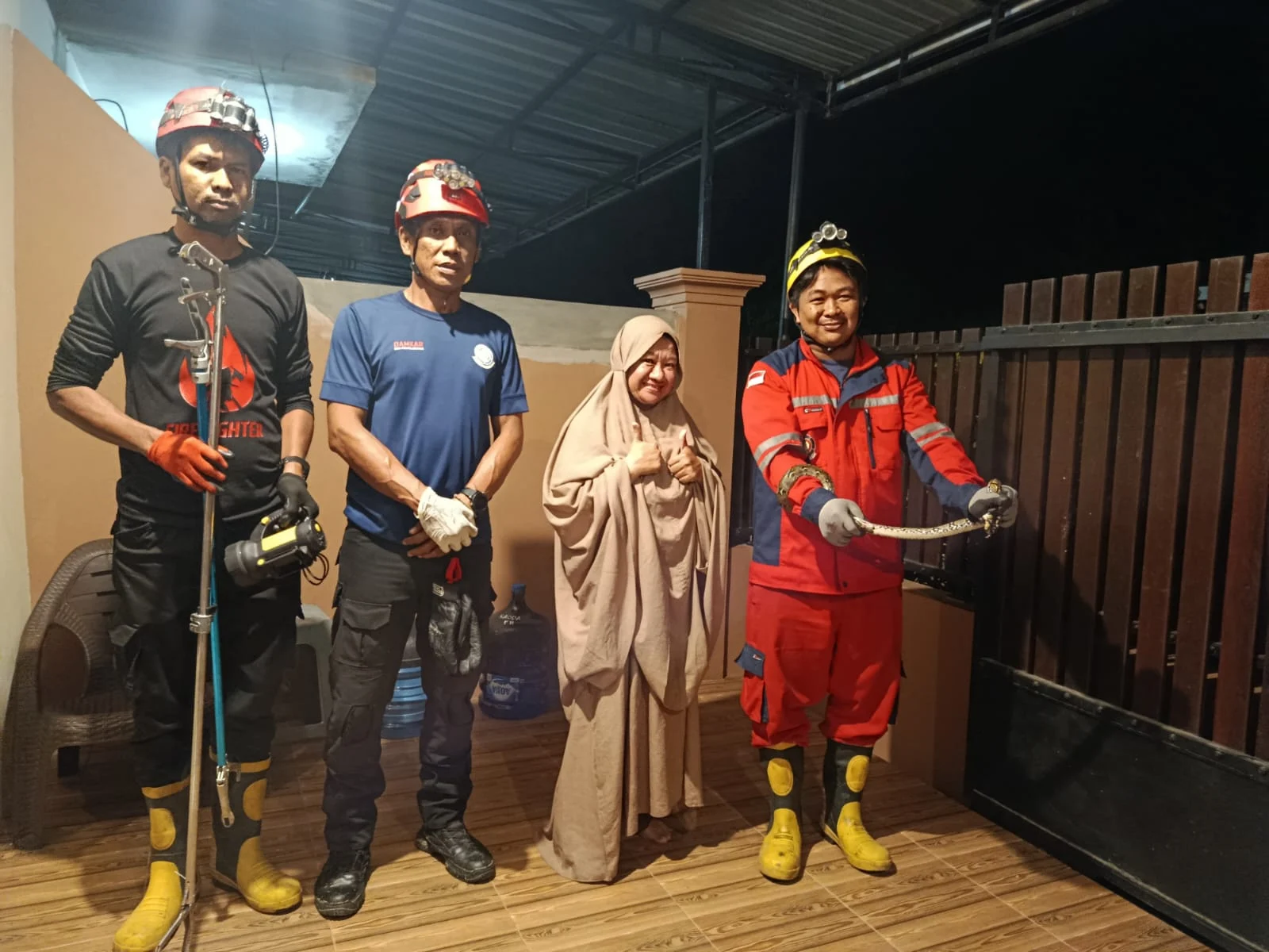 Tim Disdamkarmat Berau setelah melakukan evakuasi ular sanca di salah satu rumah warga di Perum Saodah, Sambaliung, Selasa (5/5/2026).