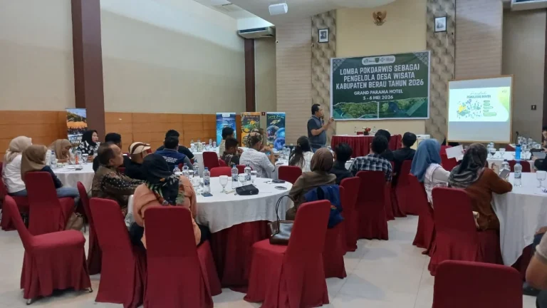 Suasana pemberian materi jurnalistik oleh Pemimpin Redaksi Berauterkini, Robithoh Johan Palupi, saat pelaksanaan Lomba Pokdarwis yang digelar Disbudpar Berau di Hotel Grand Parama, Rabu (6/5/2026). (Adrikni/BT)