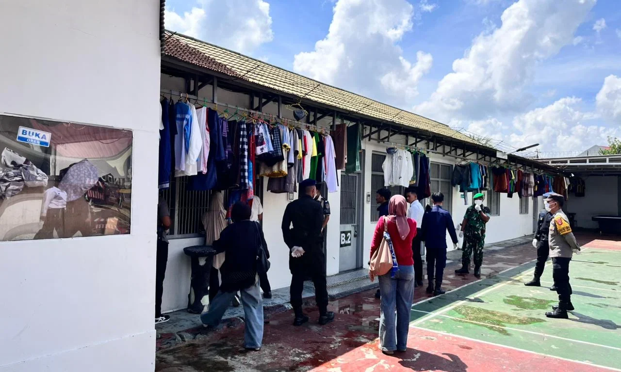 Petugas Rutan Kelas IIB Tanjung Redeb saat melakukan razia di kamar hunian warga binaan, Jumat (8/5/2026). (IST)