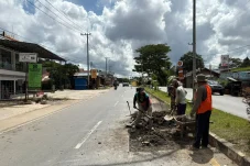 Respons Keluhan Warga, Titik Rawan di Jalan Abu-Abu Teluk Bayur Kini Mulai Diperbaiki