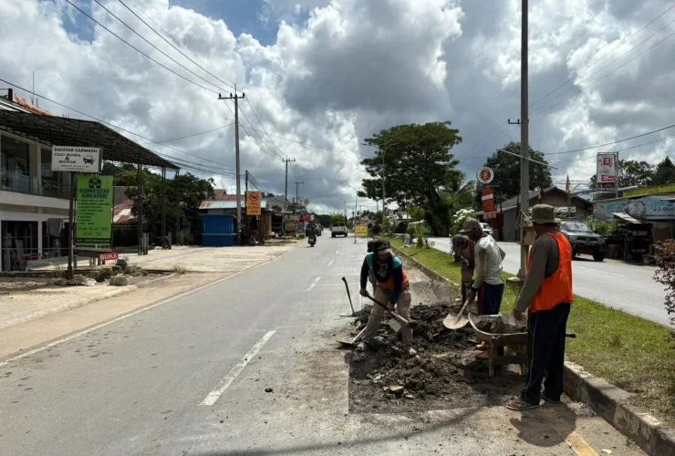 Respons Keluhan Warga, Titik Rawan di Jalan Abu-Abu Teluk Bayur Kini Mulai Diperbaiki