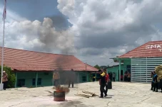 PAMA Safe School: Siswa SMK Muhammadiyah Berau Diberi Pelatihan Tanggap Kebakaran