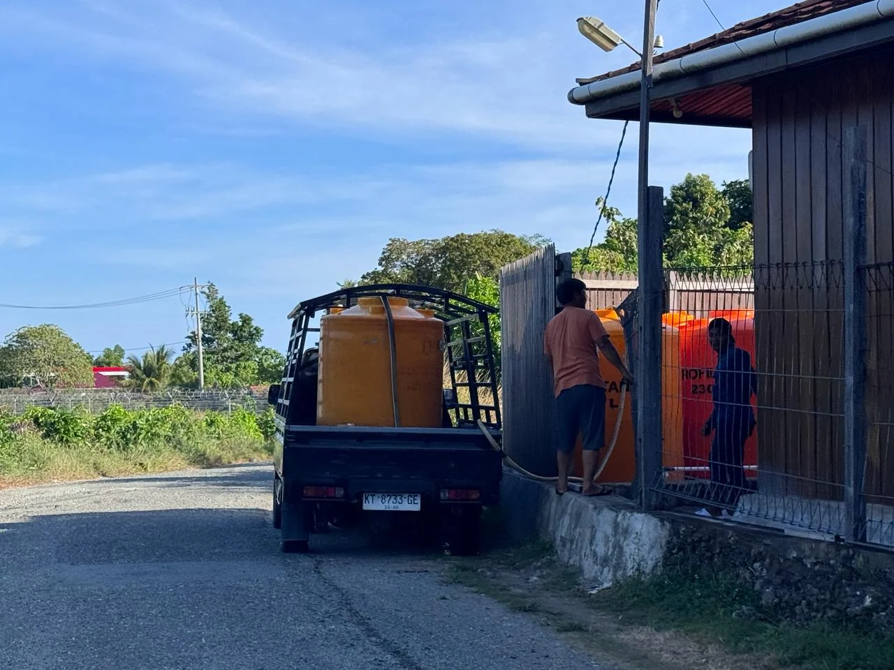Warga yang melayani penjualan air bersih di Pulau Maratua. (ZUHRI/BT)