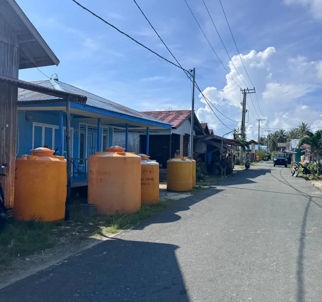 Warga Kampung Payung-Payung, Kecamatan Maratua, gunakan tandon untuk menampung air hujan. (ZUHRI/BT)