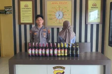 Jual Puluhan Botol Miras Ilegal di Tabalar, Perempuan 44 Tahun Diamankan Polisi