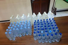 Sita Puluhan Liter Ciu di Rumah Nenek LB, Polsek Teluk Bayur Amankan 8 Jeriken dan Puluhan Botol Miras Siap Edar