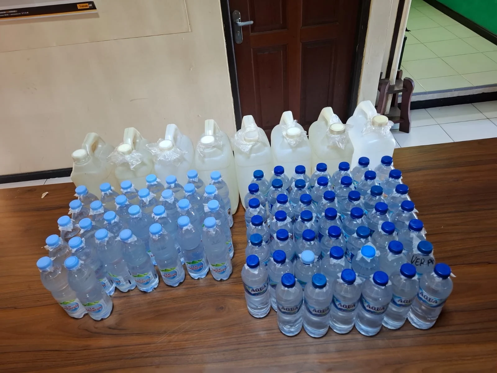 Sita Puluhan Liter Ciu di Rumah Nenek LB, Polsek Teluk Bayur Amankan 8 Jeriken dan Puluhan Botol Miras Siap Edar