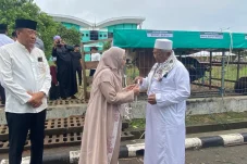 Salat Iduladha di Masjid Agung Baitul Hikmah, Sri Juniarsih Serahkan Satu Ekor Sapi untuk Berkurban 