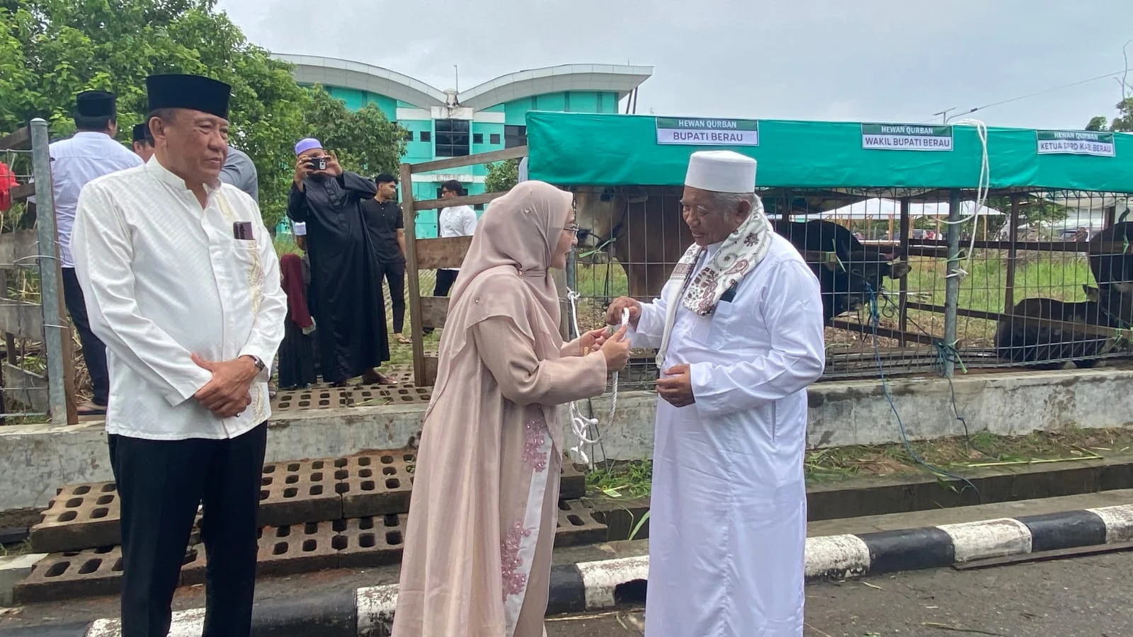 Salat Iduladha di Masjid Agung Baitul Hikmah, Sri Juniarsih Serahkan Satu Ekor Sapi untuk Berkurban 