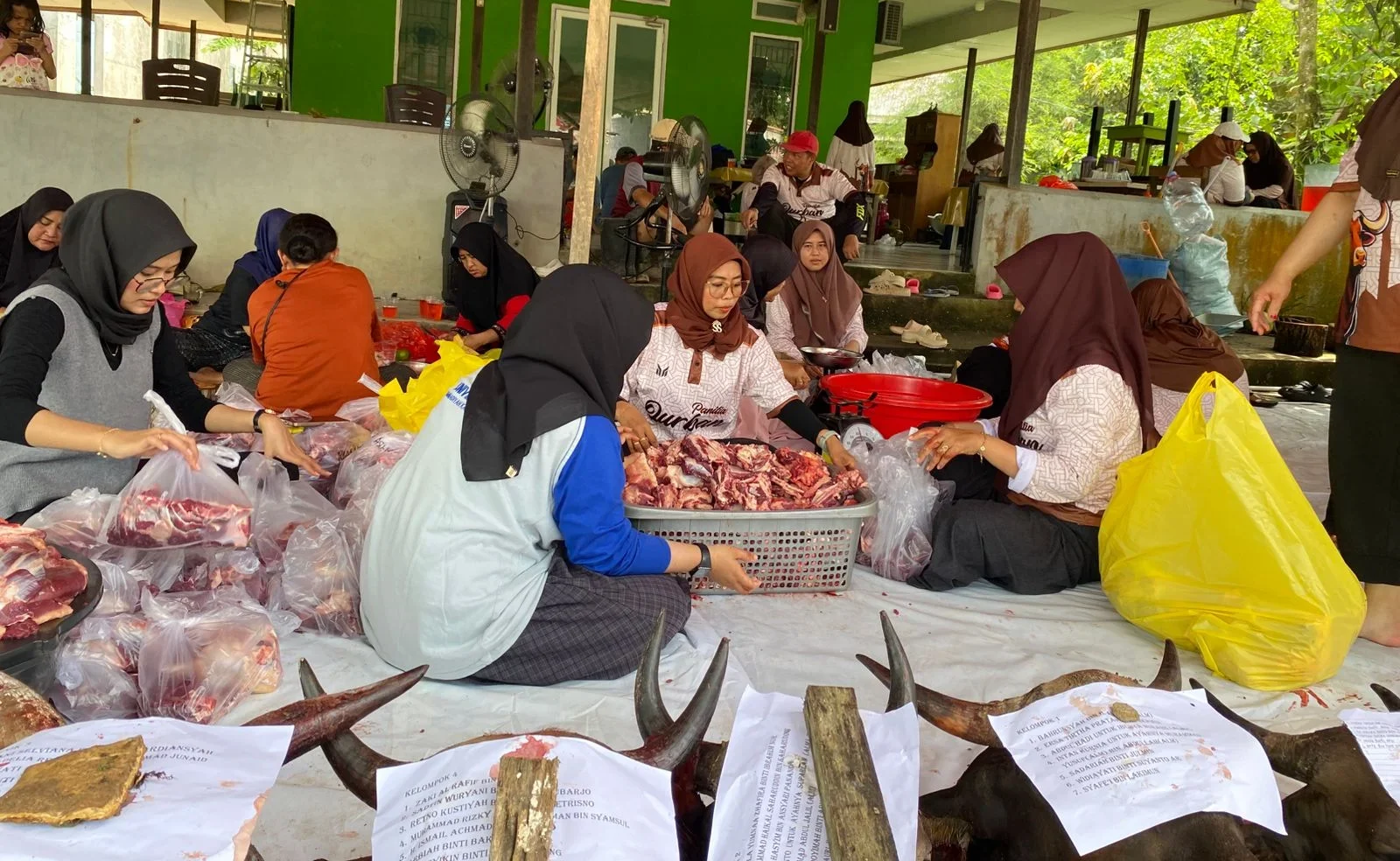Pelaksanaan pemotongan kurban di Masjid Jami Al Mujaahadah pada Hari Raya Iduladha 1447 Hijriah, Rabu (27/5/2026).
