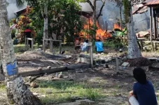 Rumah Kayu di Sukan Tengah Ludes Terbakar, Gotong Royong Warga Cegah Api Merembet