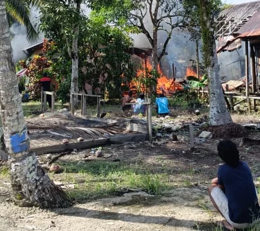 Rumah Kayu di Sukan Tengah Ludes Terbakar, Gotong Royong Warga Cegah Api Merembet