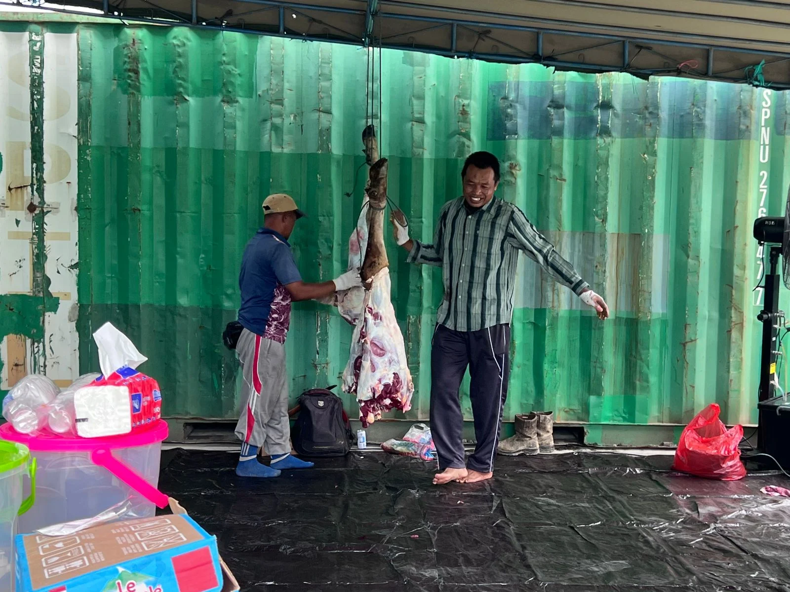 Ekonomi Lesu Bukan Alasan, PT PMB dan PT PASN Potong 25 Sapi Kurban untuk Warga Berau